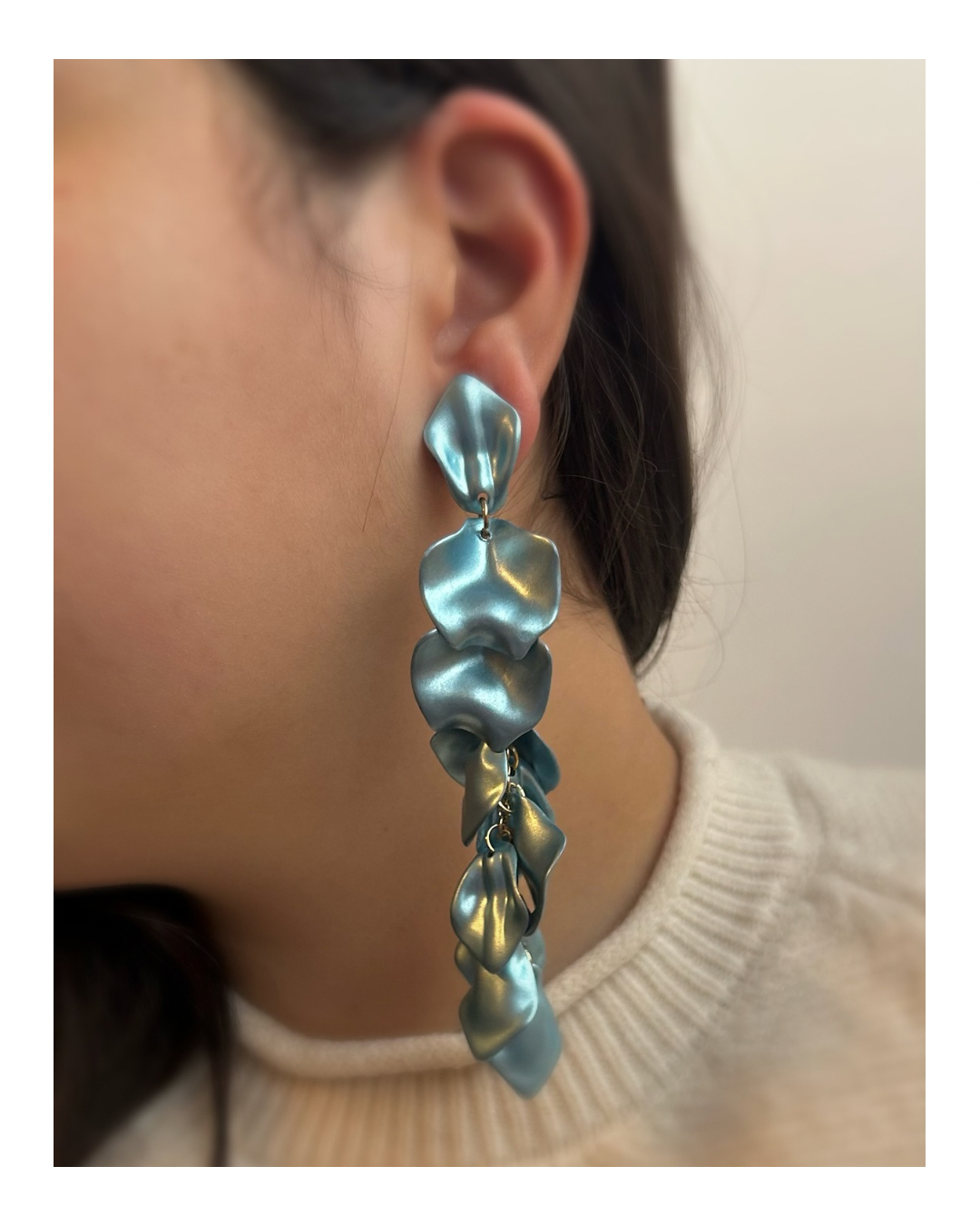 Caravanas pétalos metalizada celeste