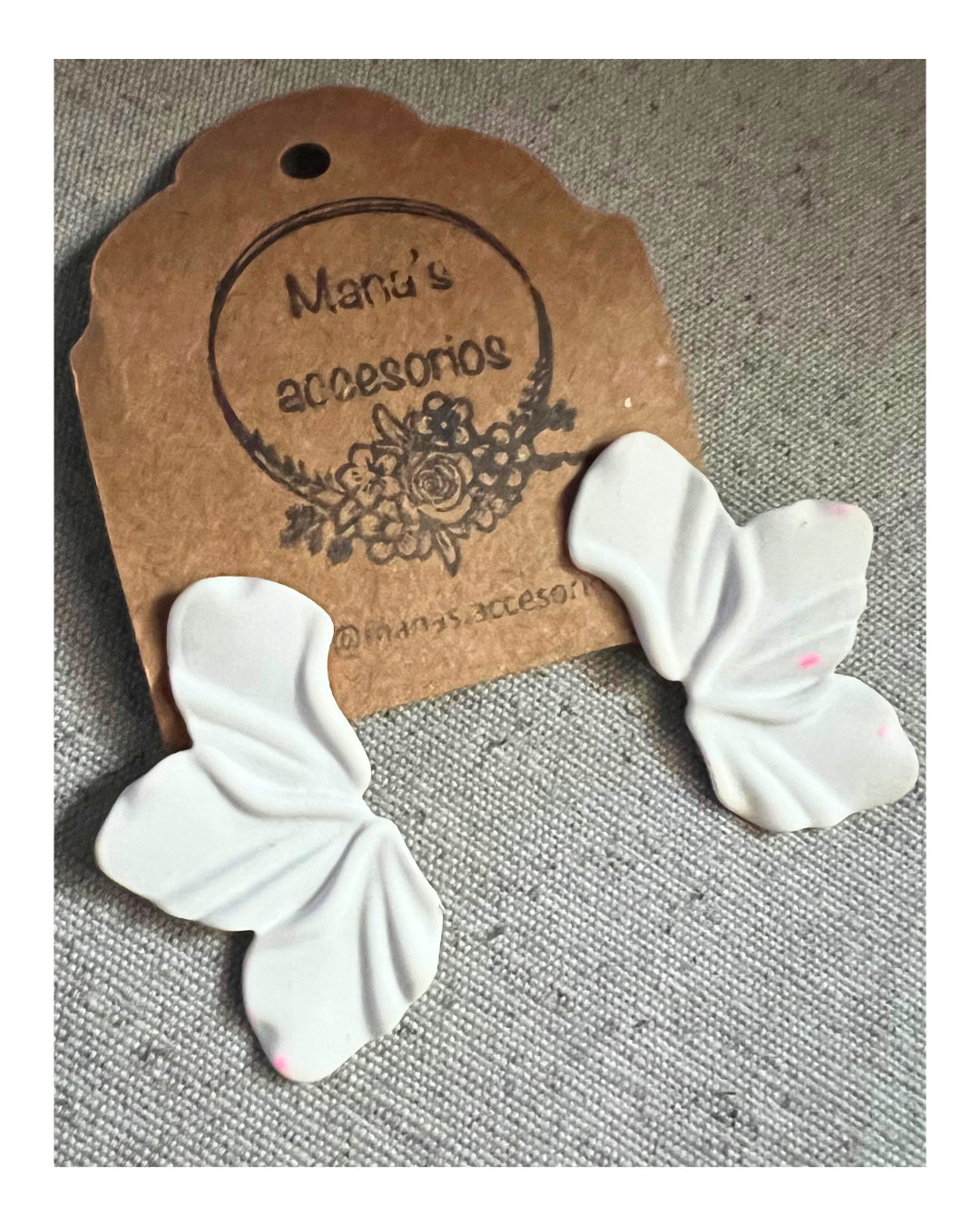 Caravanas blancas (con detalle)