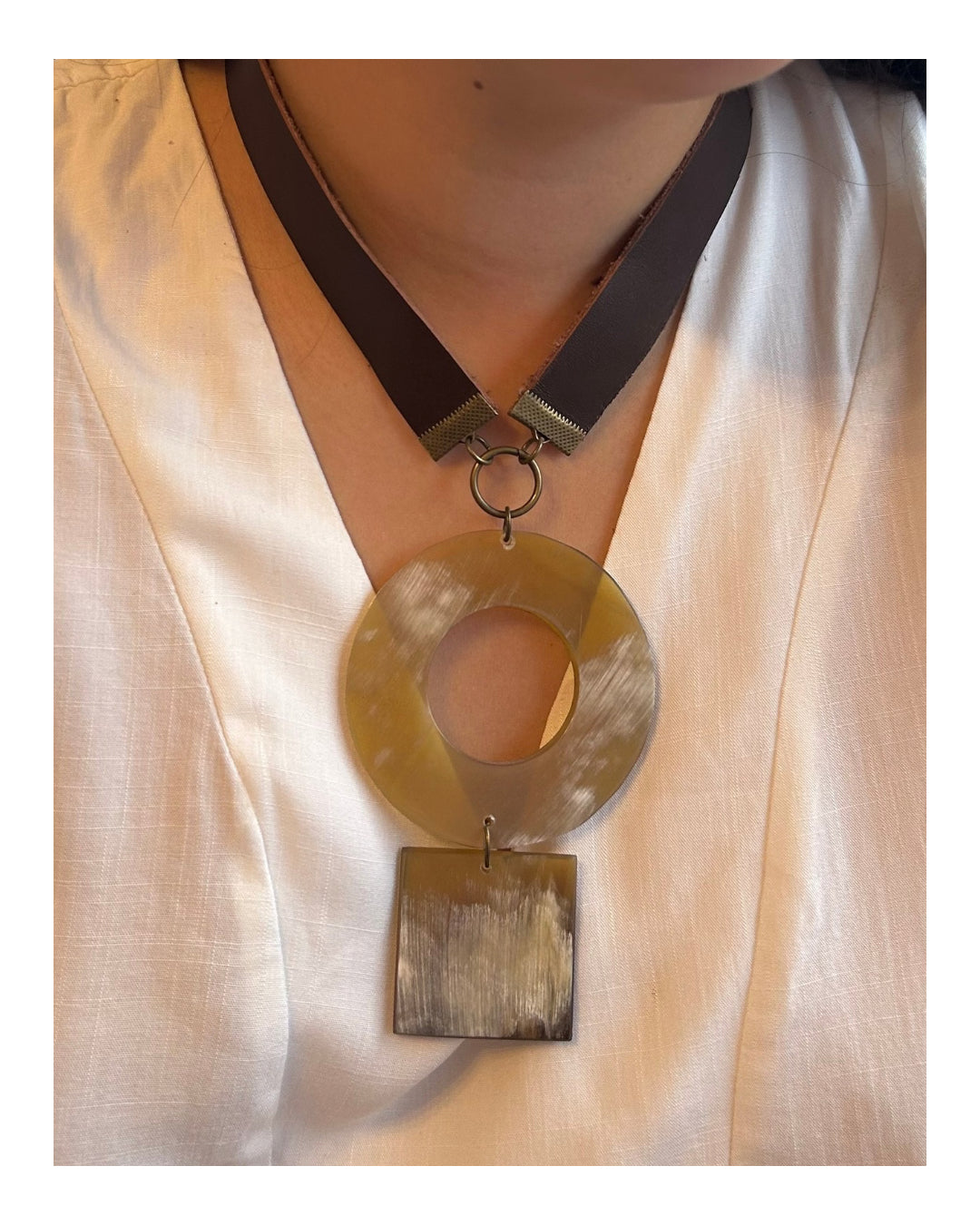 Gargantilla en cuero y guampa