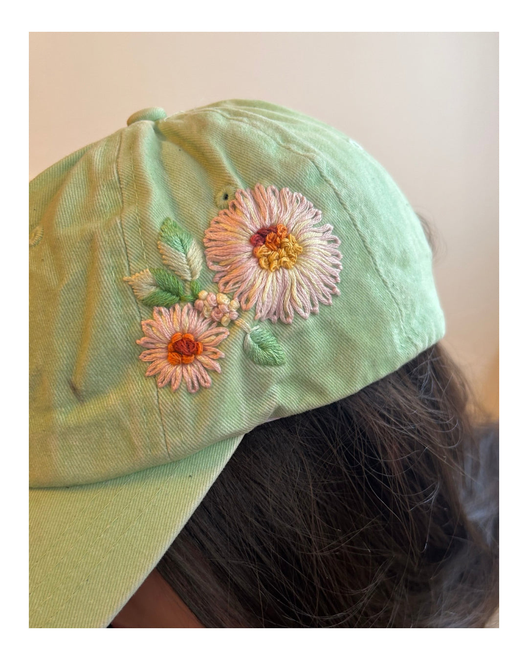 Gorro verde con bordado