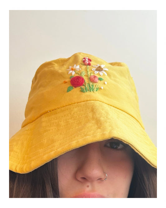 Bucket amarillo bordado
