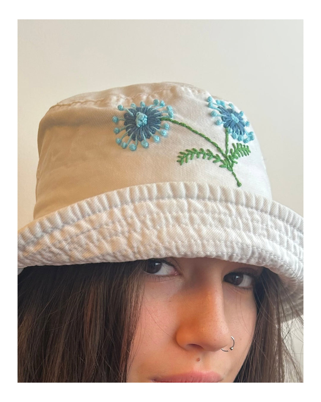 Bucket blanco con bordado