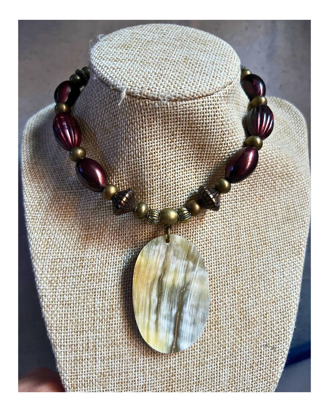 Collar marrón con guampa