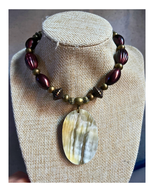 Collar marrón con guampa