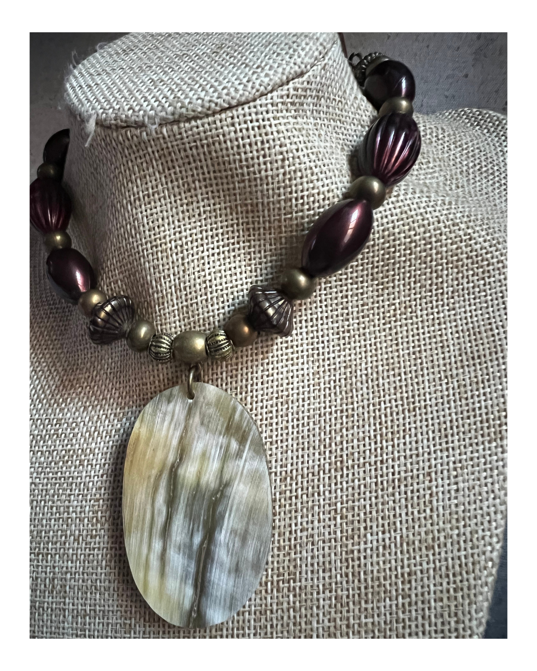 Collar marrón con guampa