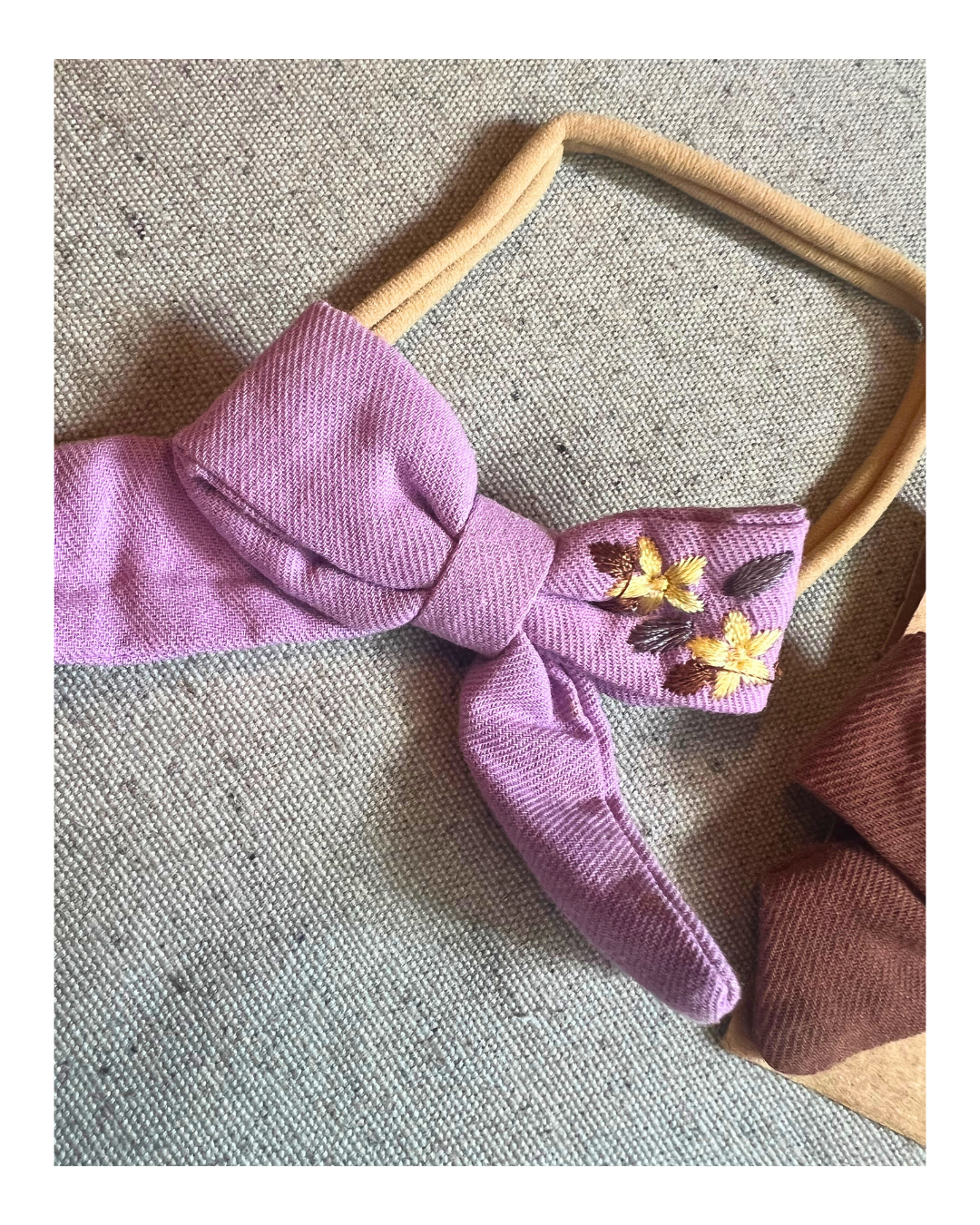 Moña colero/vincha bordada