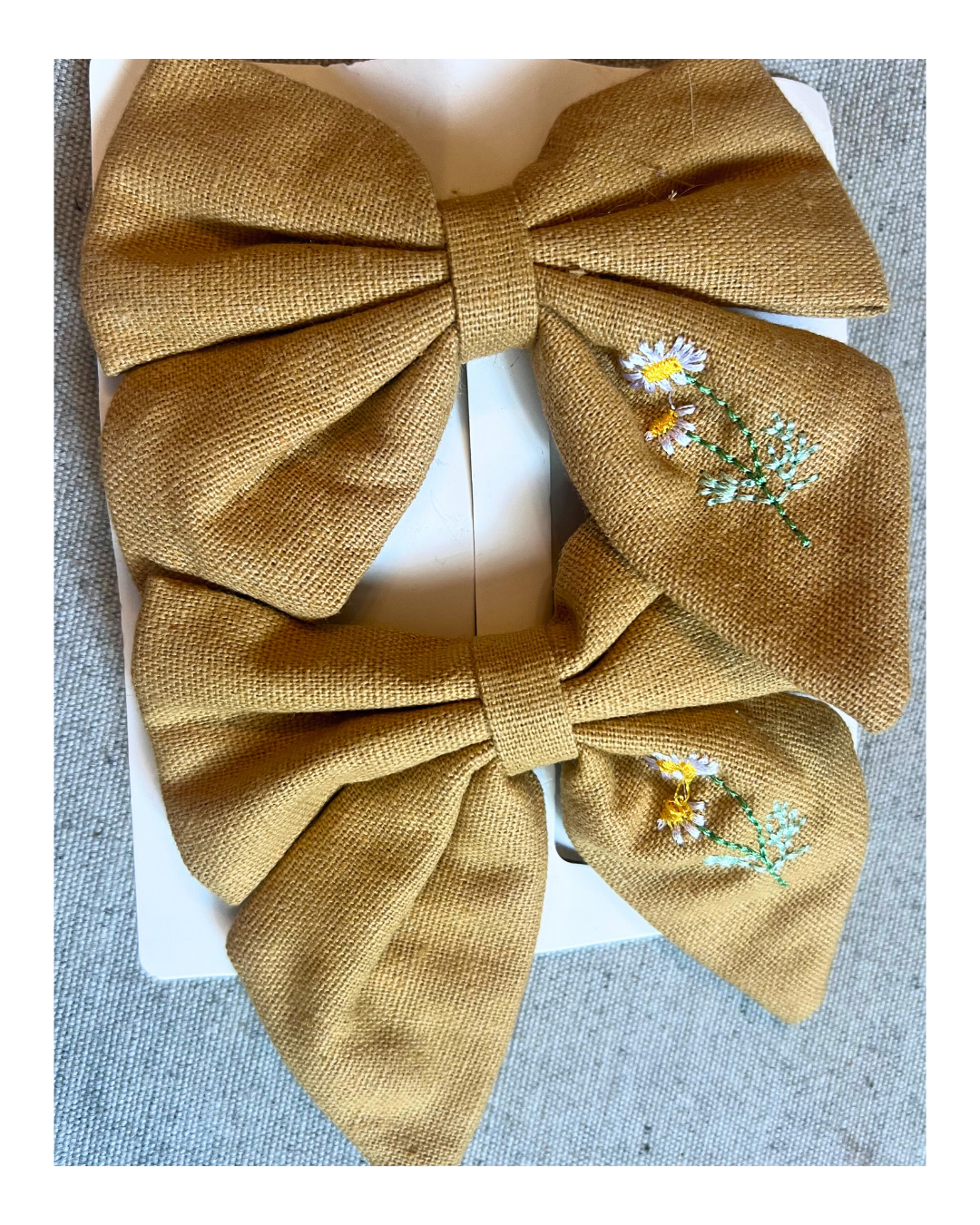 Par de moñas- pinzas bordada