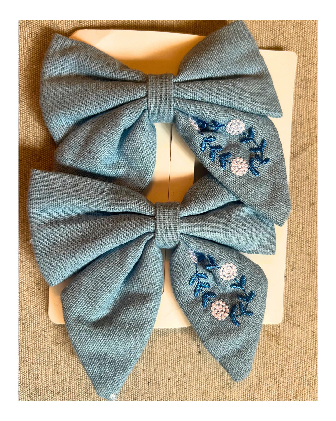 Par de moñas- pinzas bordada