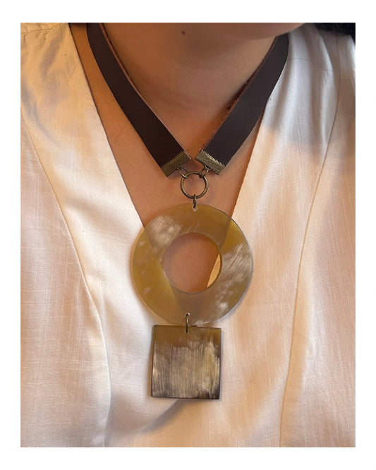 Gargantilla en cuero y guampa