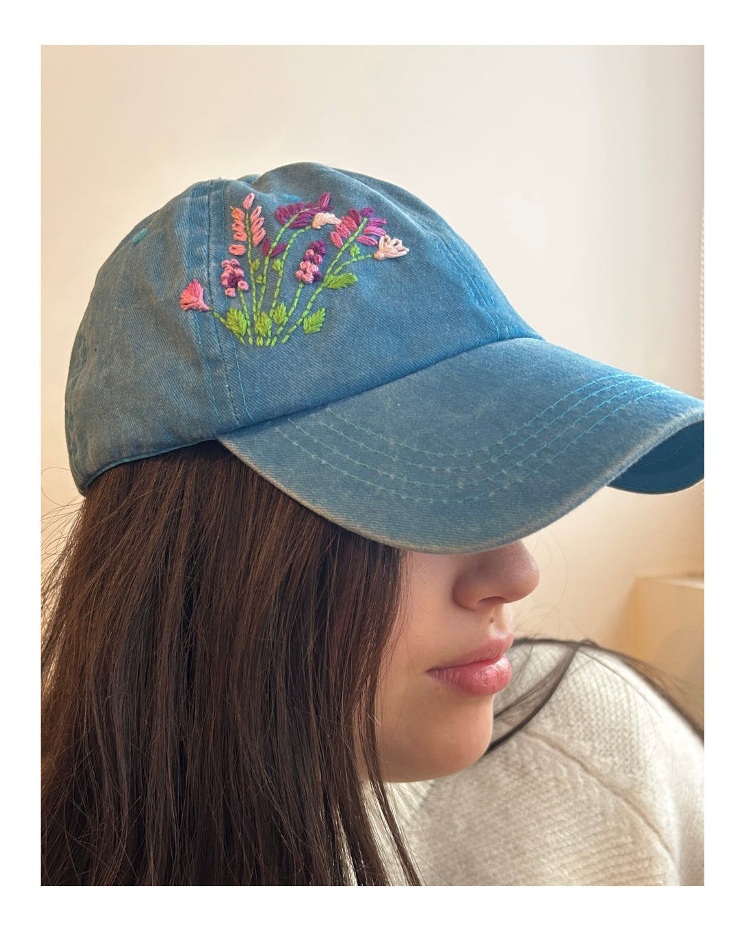 Gorro azul con bordado