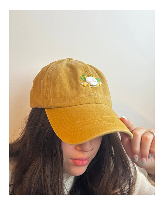 Gorro color mostaza bordado