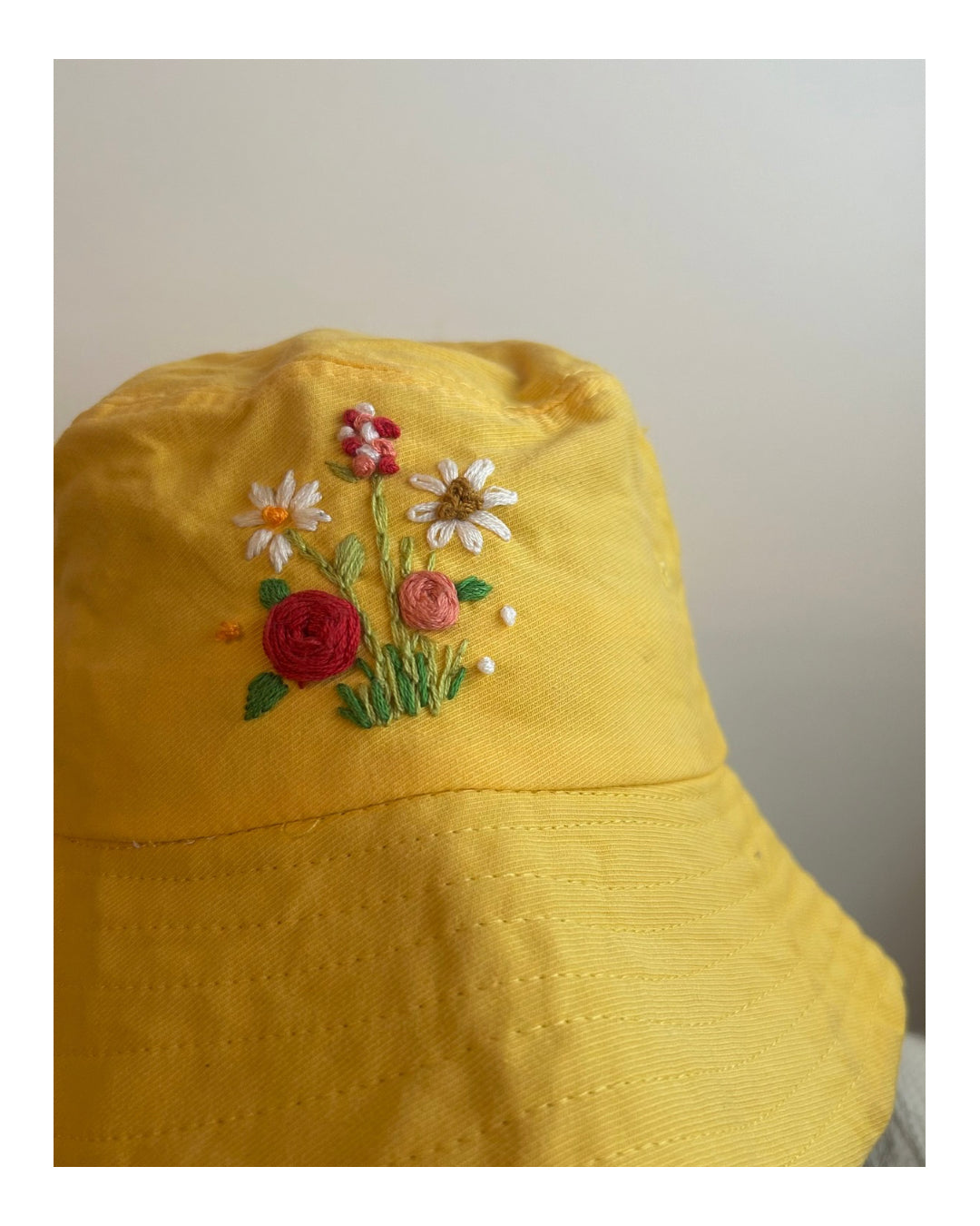 Bucket amarillo bordado